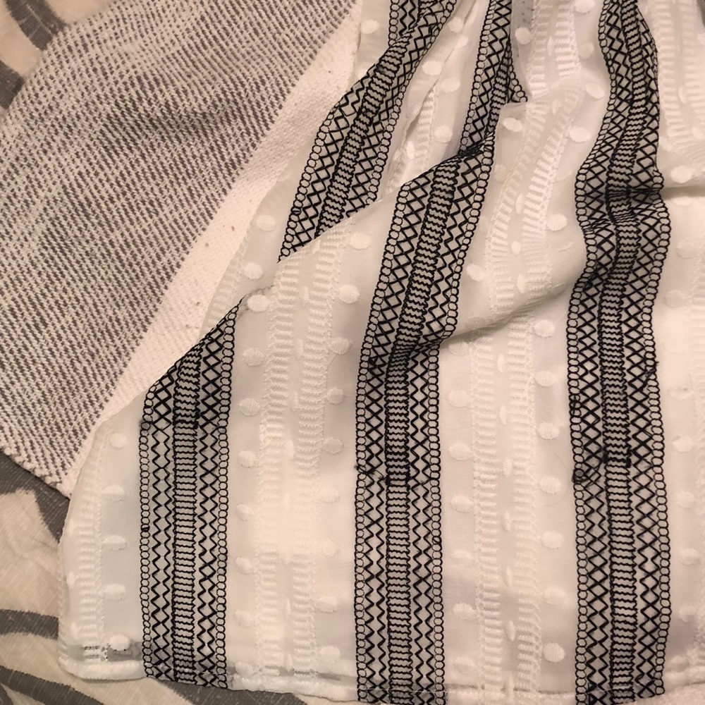 🏷️ adelyn rae white polka dot dress with black embroidery & criss cross back - Picture 12 of 13